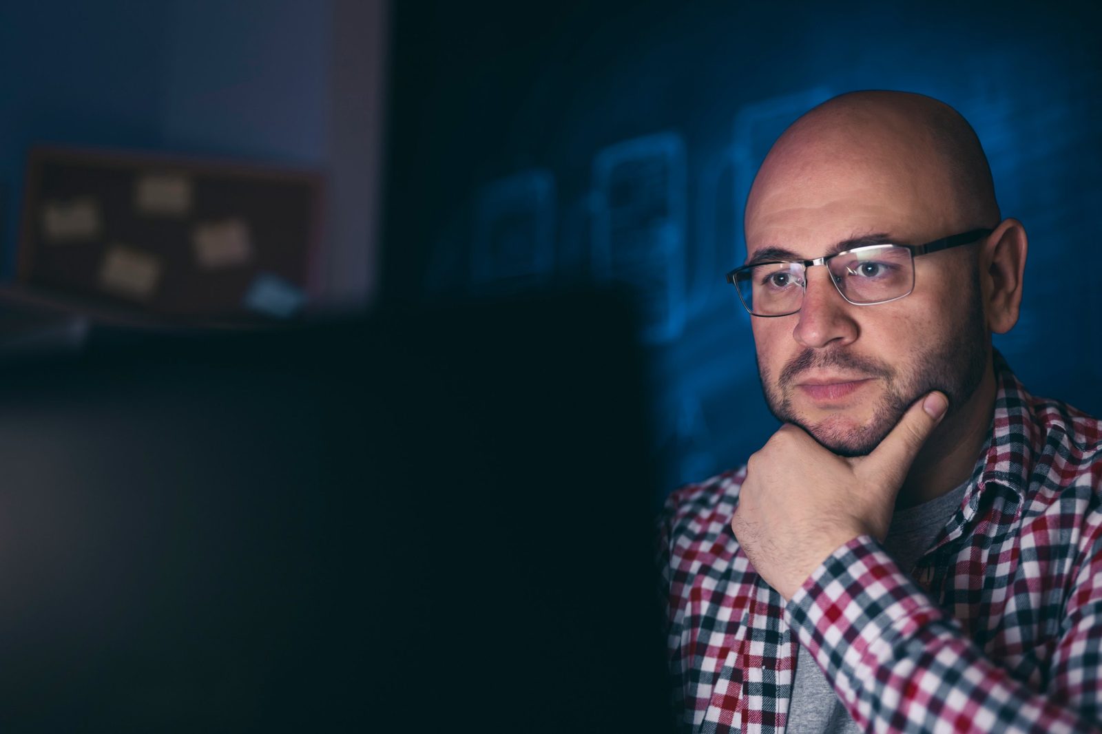 An analyst researching and qualifying leads